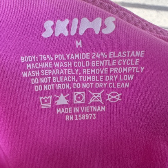 SKIMS Fits Everybody low back, long sleeve, neon orchid pink bodysuit - Picture 6 of 6